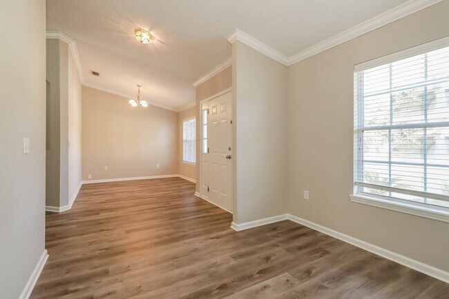 Photo - 788 MacKenzie Cir