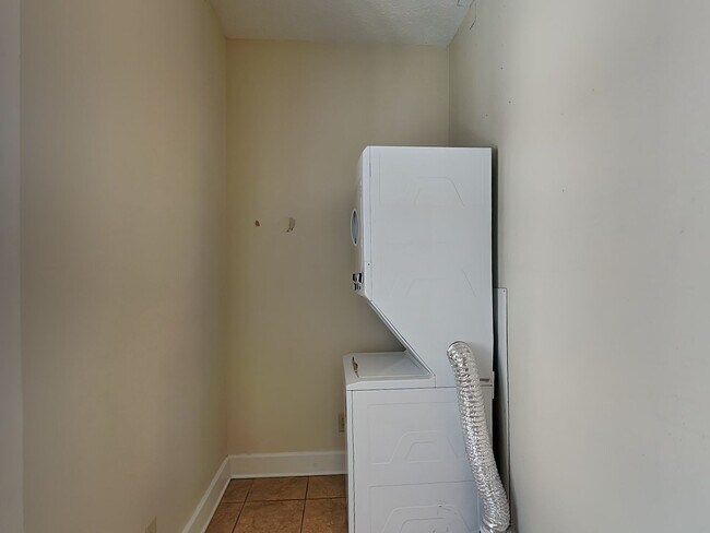 Photo - 1394 Indianola Ave