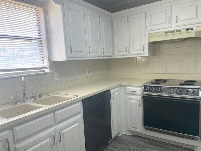 Photo - 3 bed 2 bath 2 car Garage