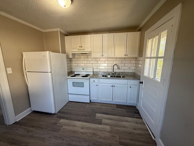 Photo - 221 Spruce St W