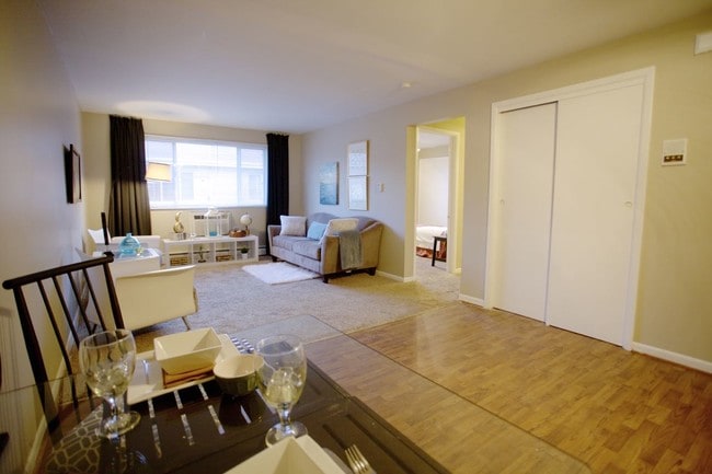 Photo - Royal James Plaza