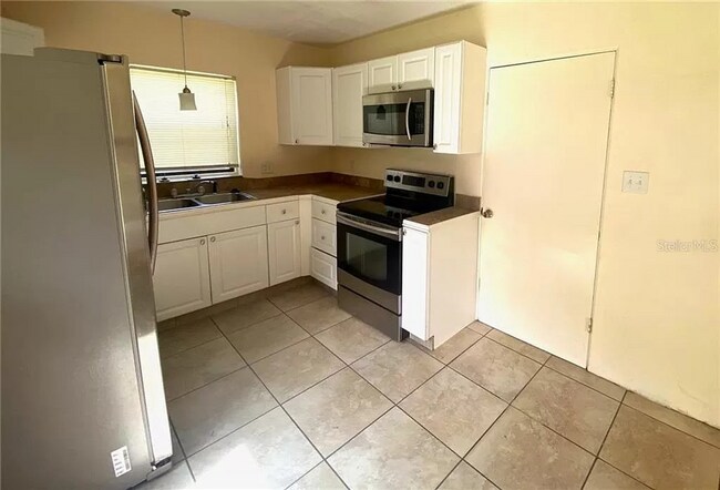 Photo - Spacious 3/2 home available now, and conveniently located near downtown and Manatee Hospital