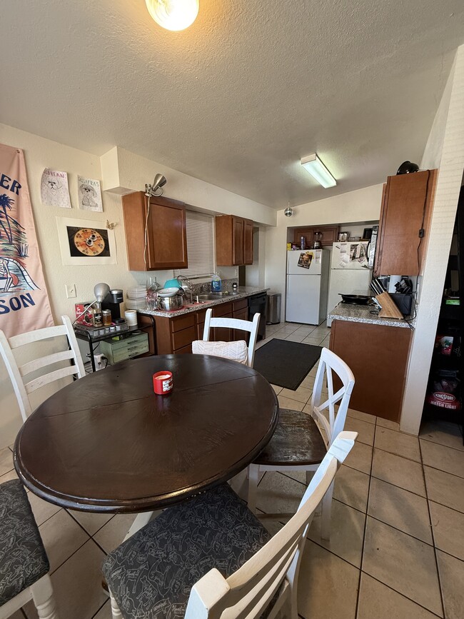 Photo - 838 E Lester St Unit 5 Bed / 3 Bath Near UofA