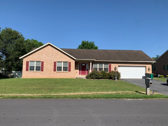 Building Photo - Lovely single family, brick rancher home with 3 beds/2.5 baths!!