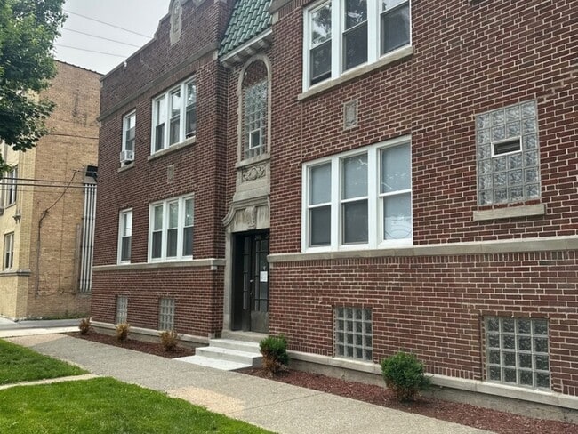 Photo - 2418 N Kilbourn Ave House