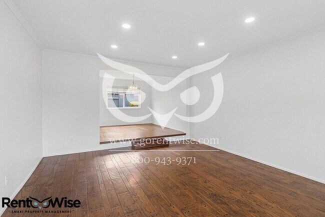 1032 Egret St