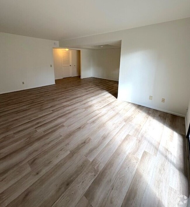 Building Photo - 2 Bedroom Condo in Gated Midvale Community Unit A