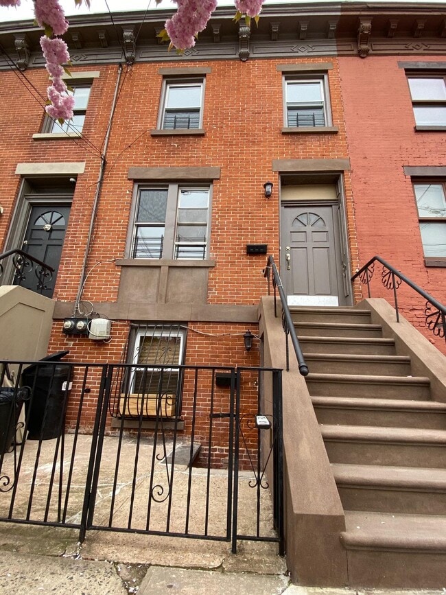 Building Photo - 323.5 Pavonia Ave