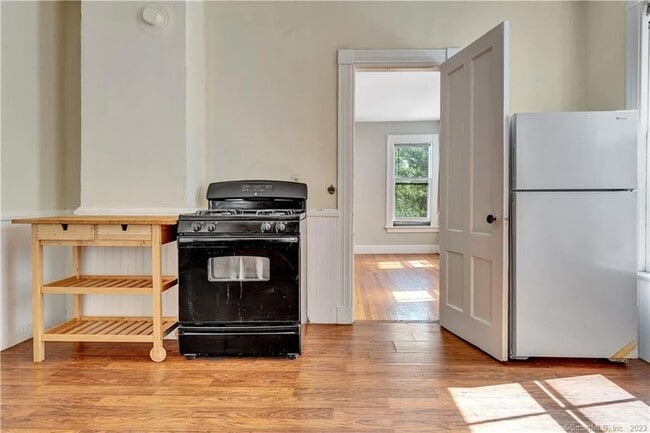 28 Edwards St Unit 2