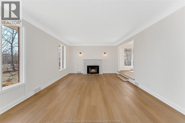 Photo - 132 Division St N