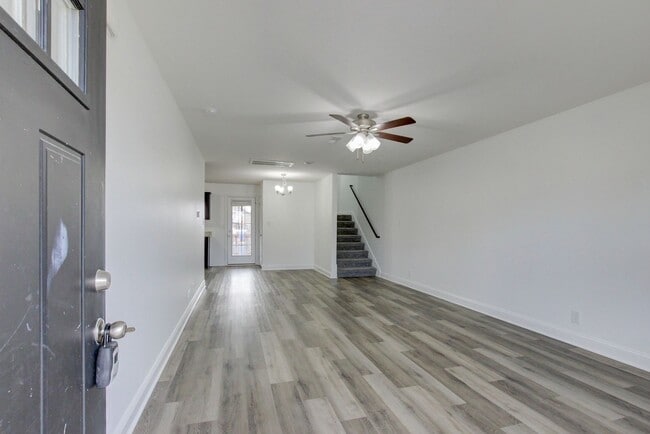 Photo - Fresh and so Clean Clean Close to Everything!