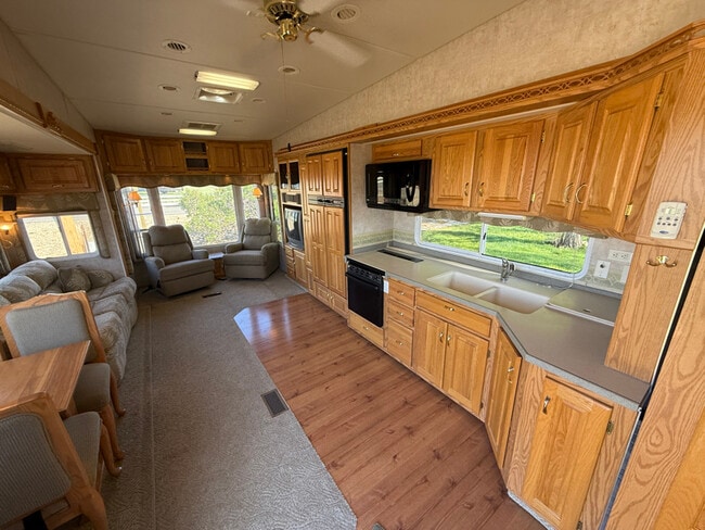 Photo - 911-924 24 Rd