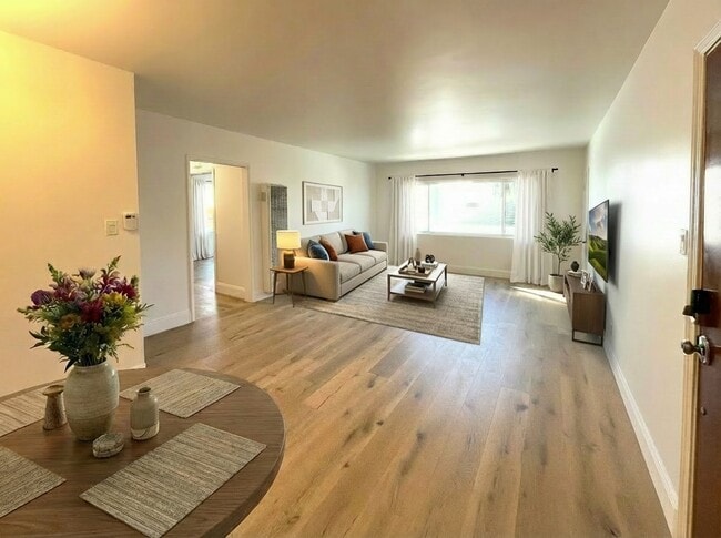 Photo - 325 E Stocker St