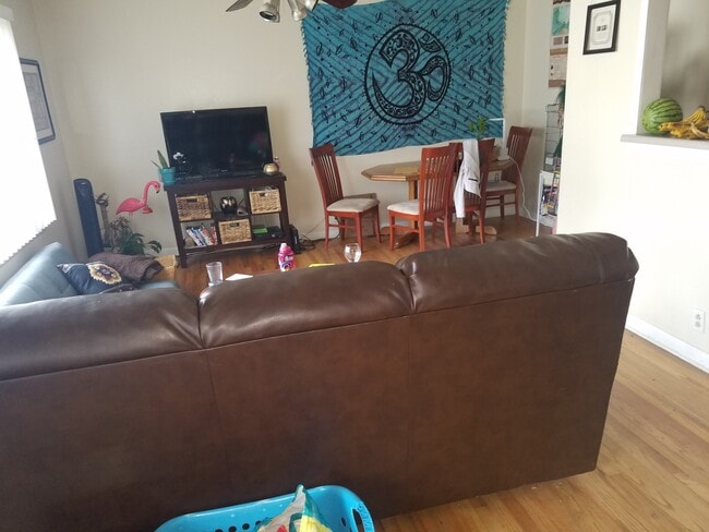 Sala de estar, pisos de madera noble - 609 W Lake St