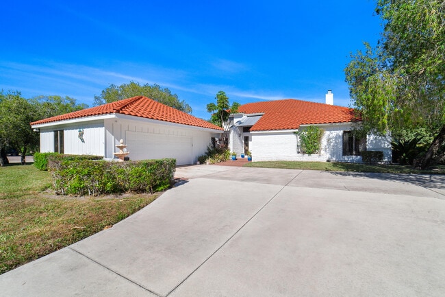 Building Photo - 3000 Conifer Dr