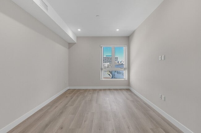 Photo - 825 Coronado-Building