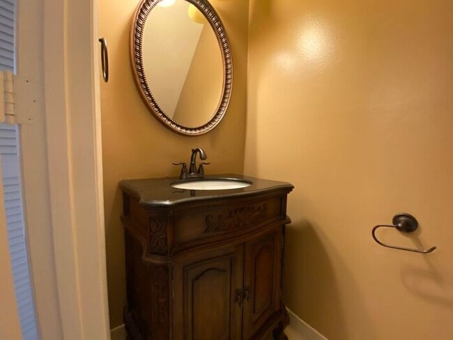 Photo - Large 2 Bed 2.5 Bath Apt in Green Hills - ...