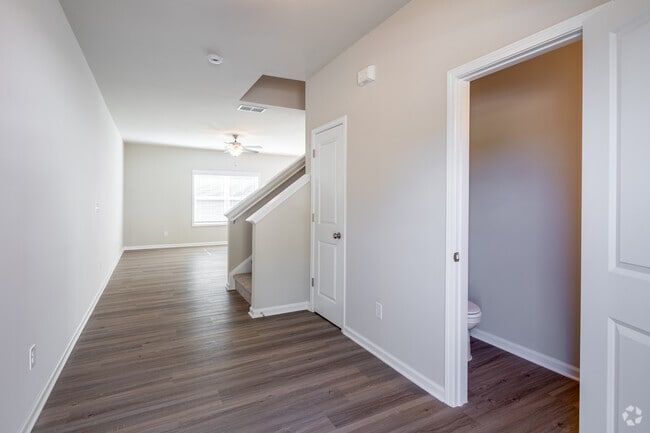 Vestíbulo delantero y baño auxiliar - Heritage Pointe