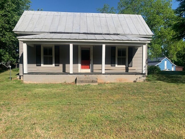 Beautiful 1 bedroom, 1 bath farmhouse with... - Beautiful 1 bedroom, 1 bath farmhouse with...