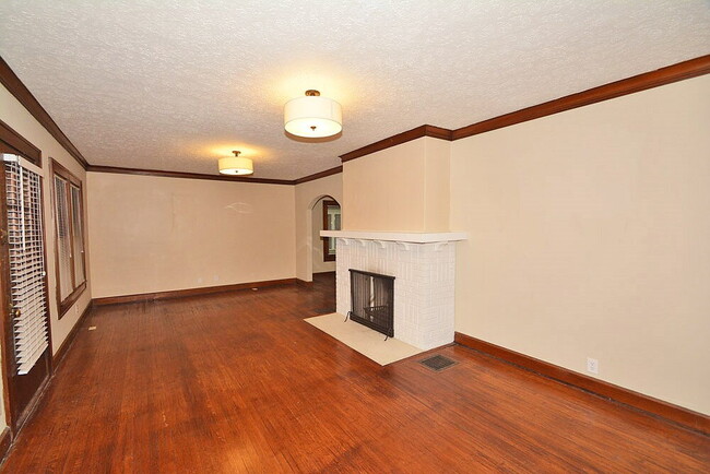 Photo - 4905 Broadway St