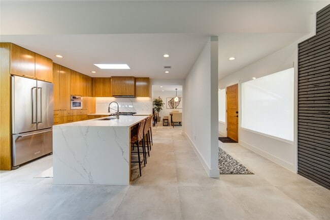 Building Photo - 303 Isolde Dr
