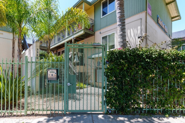 Entrada - Adeline Apartments