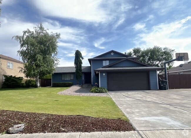 Building Photo - Beautiful 4 Bedroom Home on the Lake