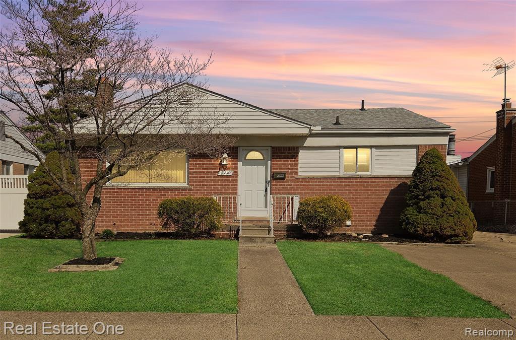 Photo - 8241 Clippert St