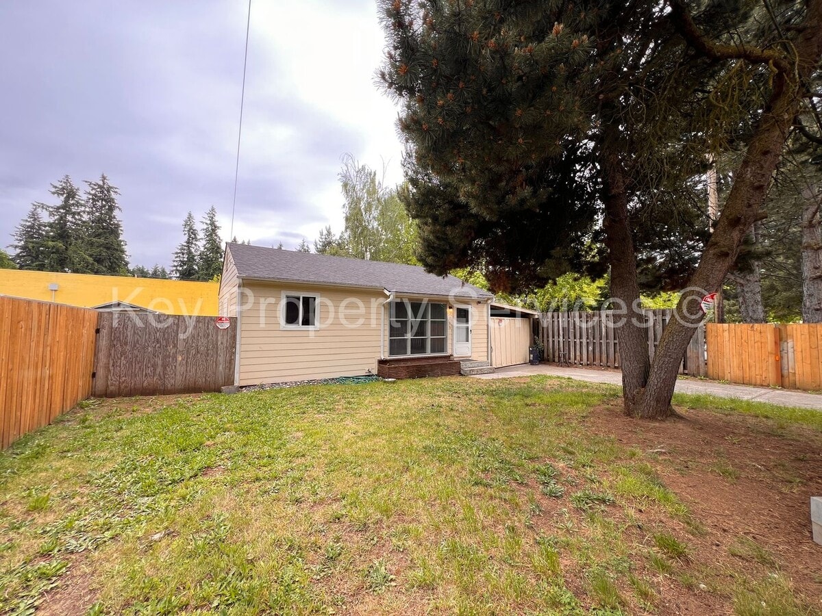 Cozy Two Bedroom House with Large Yard - Cozy Two Bedroom House with Large Yard