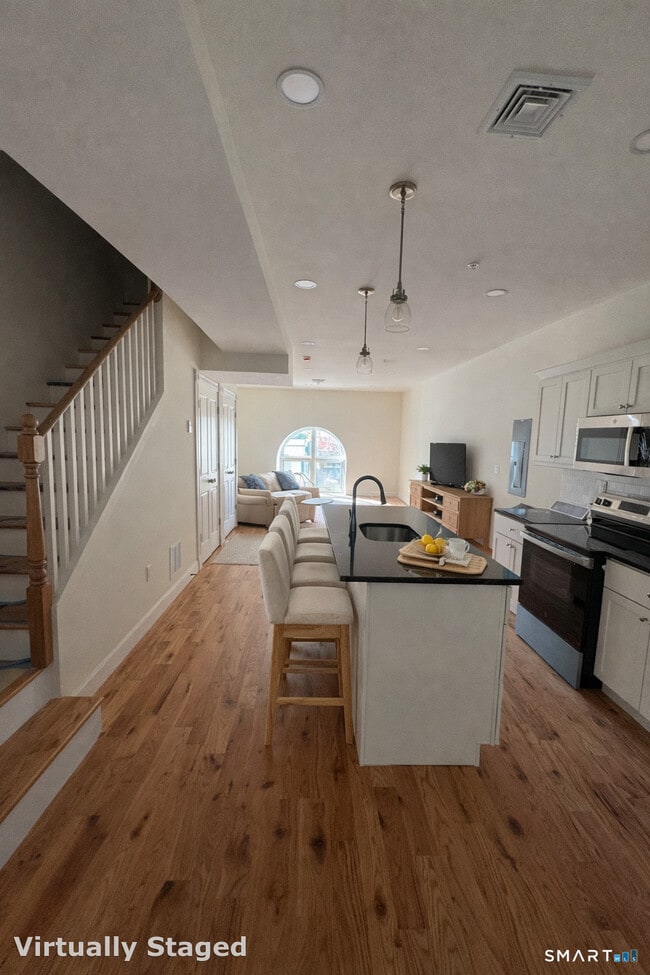Building Photo - 157 Green St Unit 2B