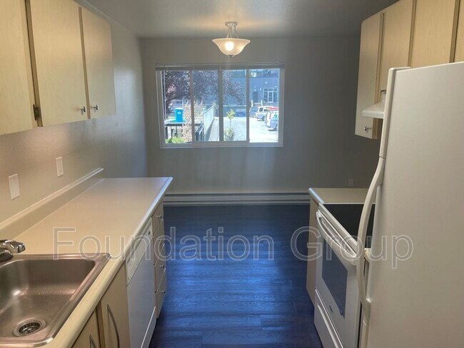 Photo - 210 10th Ave E