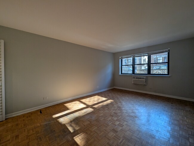 Photo - 502 W Briar Pl