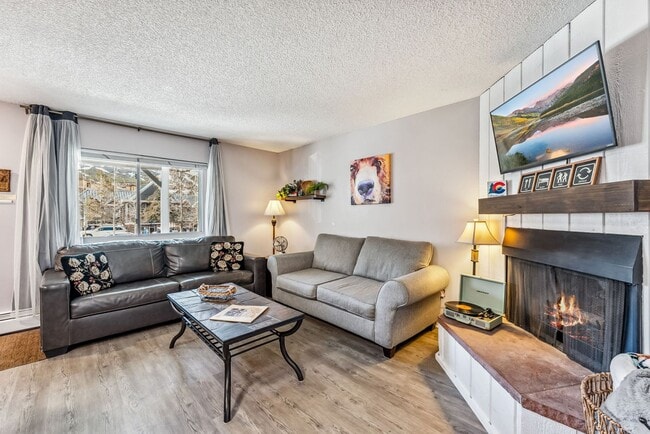 Building Photo - Main Street Breck! Great Updates! Walk to everything in town! Furnished! Year lease! Pets negotia...