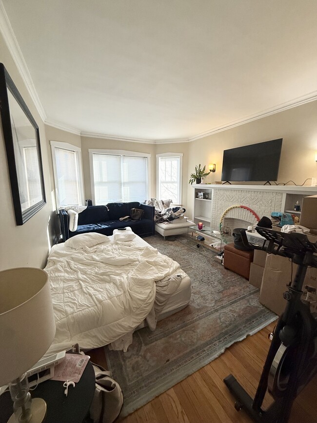 Building Photo - 827 W Wrightwood Ave Unit 1