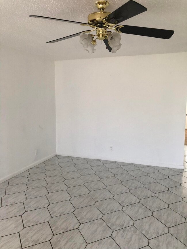 Photo - 227 Norwich J Unit J