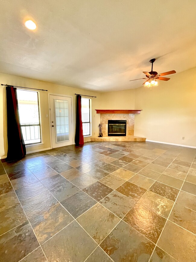 Living Room with Cathedral Ceilings. - 112 Lachite