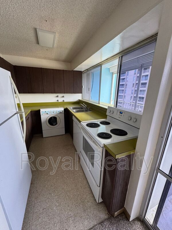 Building Photo - 439 Keoniana St Unit #1103
