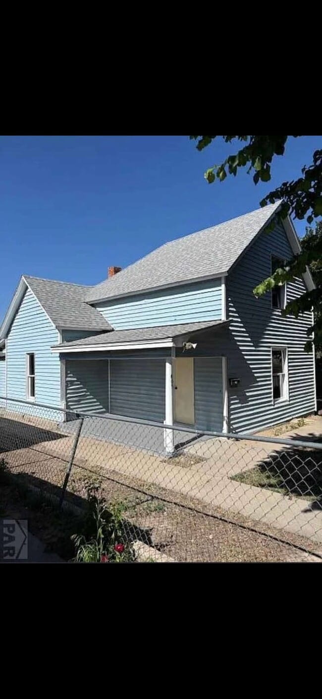 Building Photo - 605 E 8th St