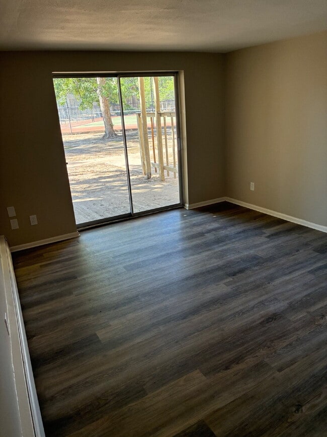 Updated 1 Bedroom 1 Bathroom on Ground Floor - Walkout Patio with easy access to amenities!