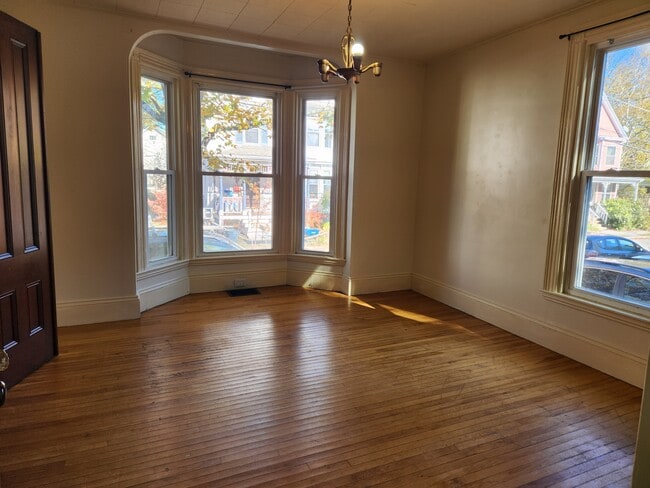 Building Photo - 46 Saunders St Unit FLOOR 1