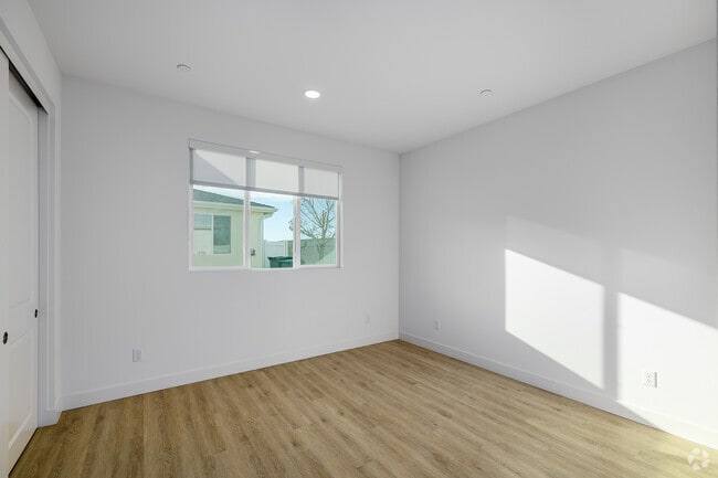 2BR, 2BA - 977SF - Primary Bedroom