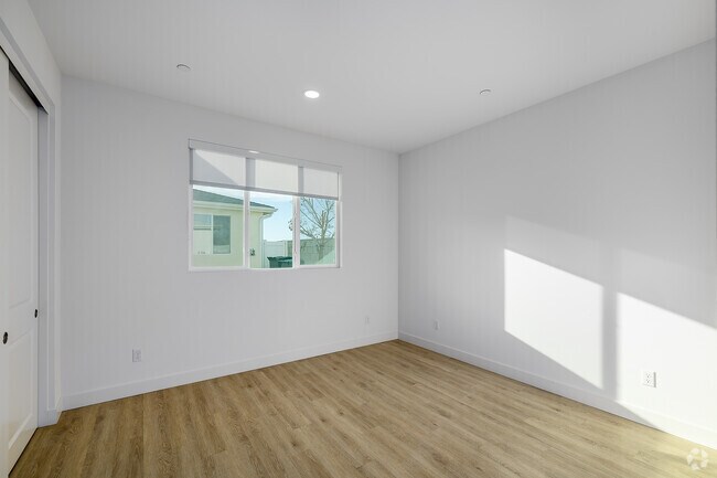 2BR, 2BA - 977SF - Primary Bedroom - Vello Valley