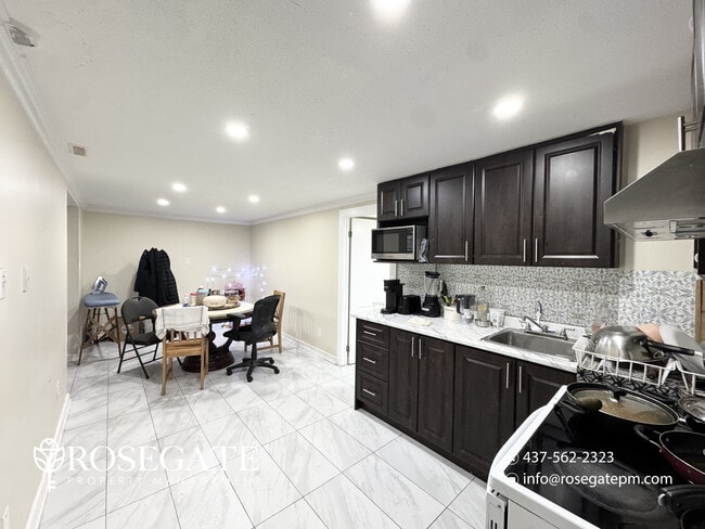 Photo - All-Inclusive 2-Bedroom Basement Apartment with 2 Parking Spaces – Mississauga Unité 2