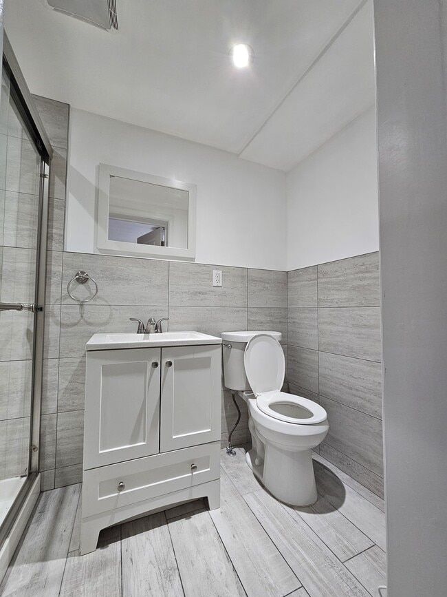 Building Photo - 1338 Main St Unit 1338 Rear