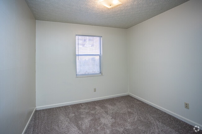 2 BR, 1 BA - 820SF