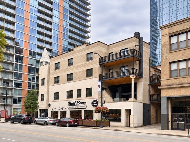 Building Photo - 751 S Clark St Unit 300