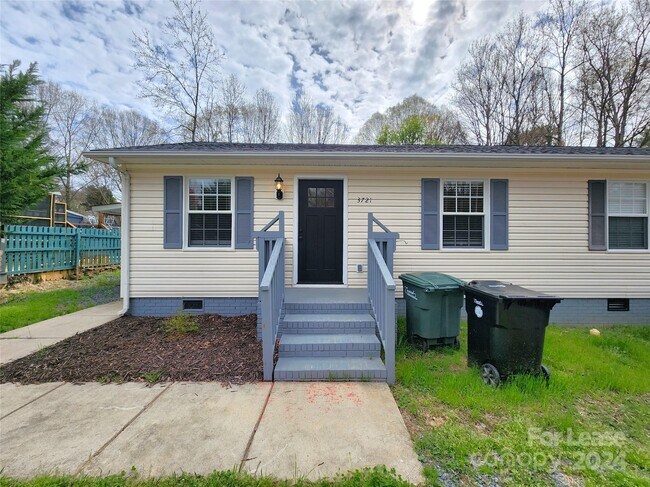 Photo - 3721 Patricia Dr NW