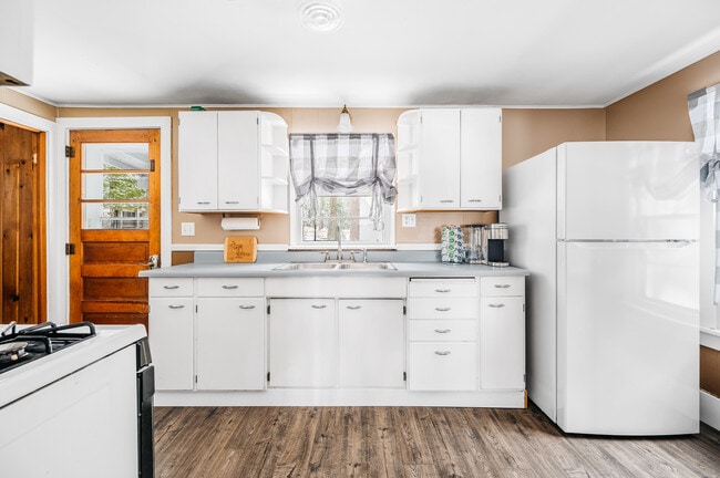 Photo - 586 Applegate Dr