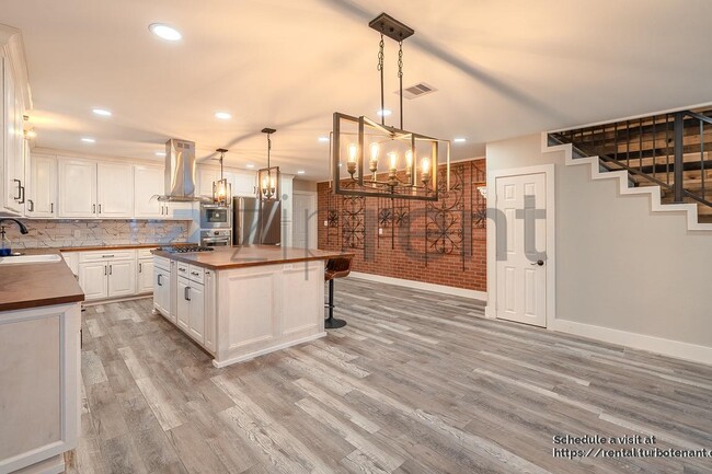 Photo - 722 Riveredge Dr