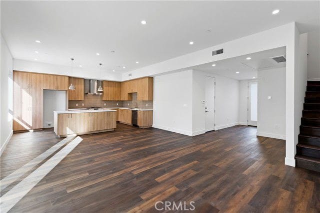 Photo - 12300 Oxnard St